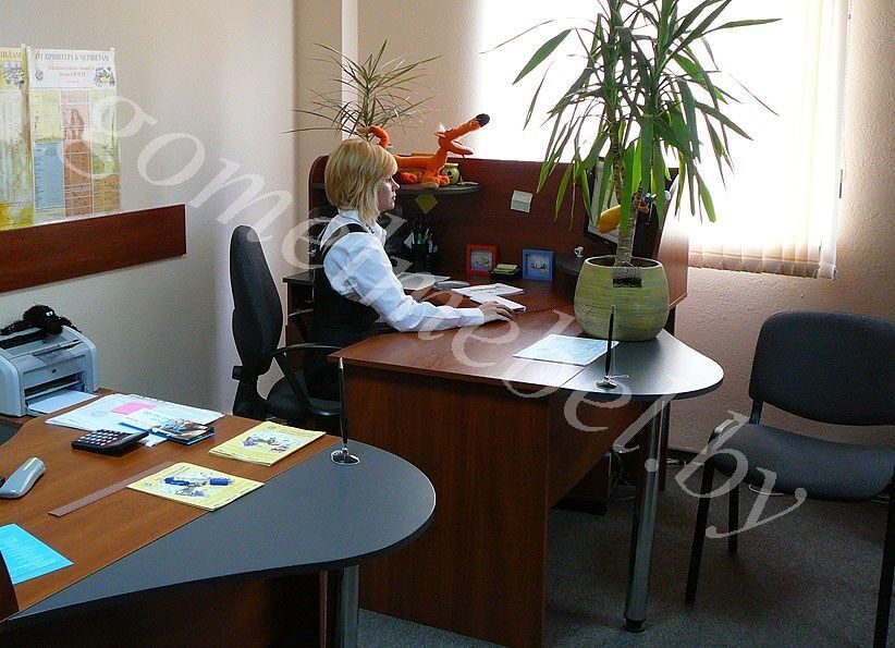 офисный стол для работы с клиентами